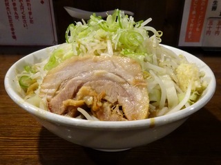 横から