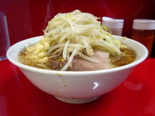 横から