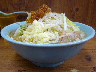 横から
