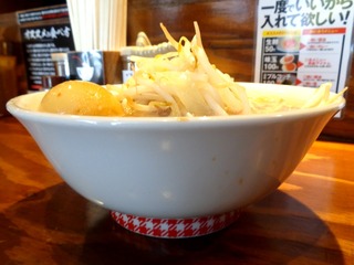 横から