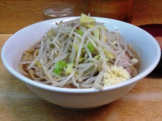 横から