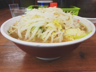 横から