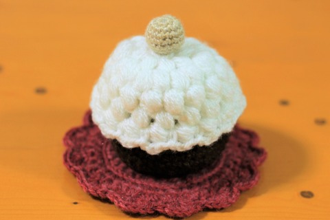 編みカップケーキの小物入れ 毛糸を使ったかわいいスイーツの作り方 動画あり Naver まとめ