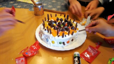 小枝の森に生い茂るきのこの山のクリスマスケーキ musyokutoumei