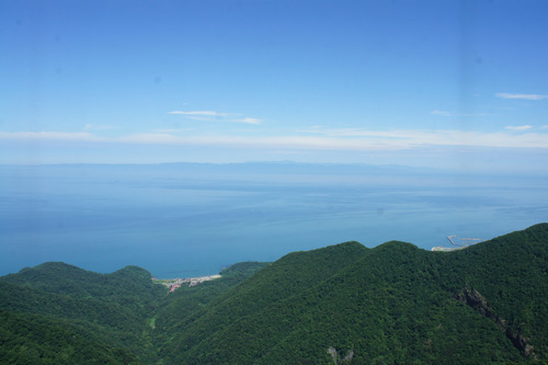 20遠く佐渡島
