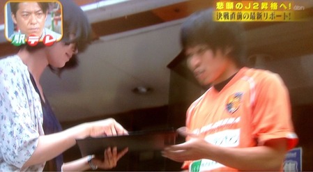 ザ・駅前テレビ署名活動する宇野沢選手