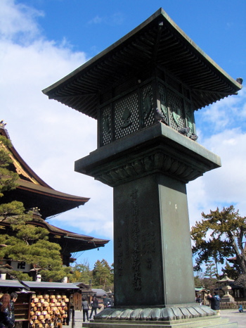 善光寺講」の隆盛を伝える大灯籠 : 小林玲子の善光寺表参道日記