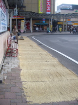 駅前のわら敷き