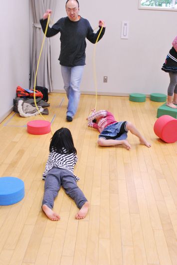 旦那と遊ぶ子供達