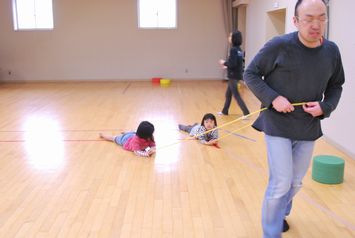 縄跳び一つで大はしゃぎの子供達