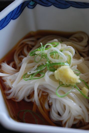 お祝いの食事 秋田の稲庭うどん(麻生孝之商店さんの稲庭うどん)