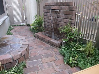 レンガ造りのお庭