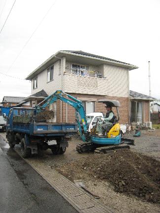 重機を使って掘削作業