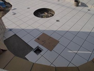 ベンチ越しに眺めたテラス