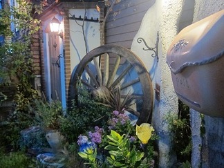 ポーチ越しに眺めた庭