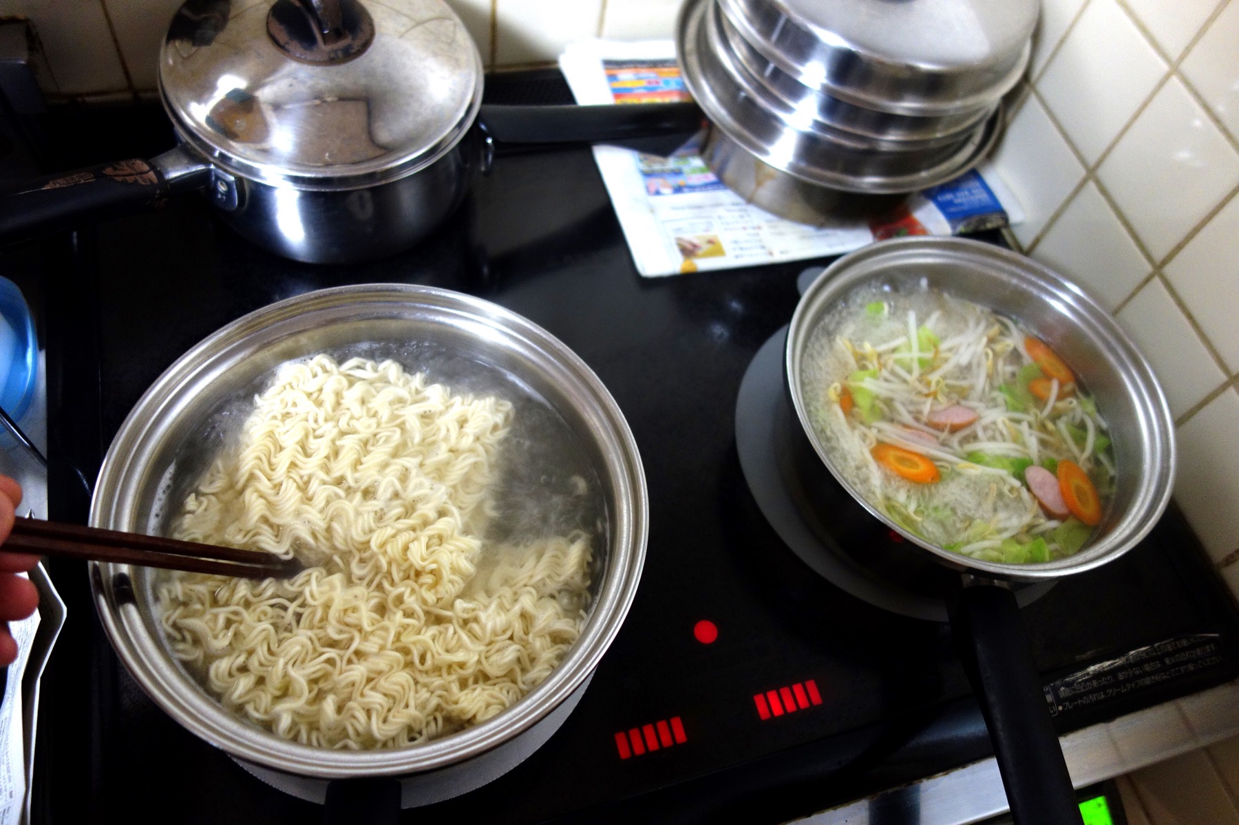 うまかっちゃん作り、麺と肉野菜は別々に茹でる(撮影:中野龍三)。