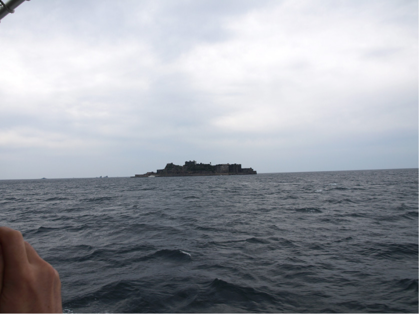 遠くに小さく軍艦島が…!