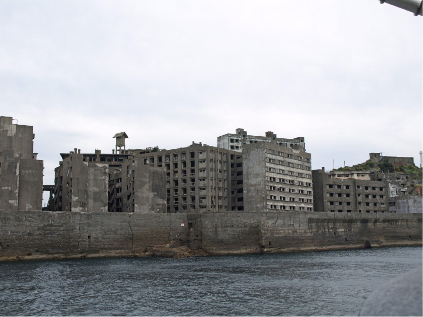 まさに廃墟のビル群。