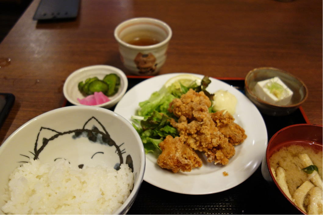 目黒「ねこや」鶏の唐揚げ定食。