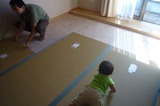 畳干し作業中1