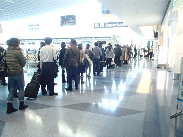 羽田空港国際線大混雑 一時間前到着。 - naniyuutorimannen - 您说什么! PB160601