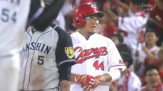 Gif 阪神 新井良太のタイムリーエラーで広島に勝ち越しを許す について 巨人戦チケット速報