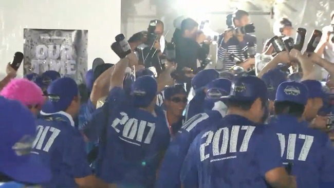 【悲報】横浜の選手、ビールかけのタイミングがわからずフライングする