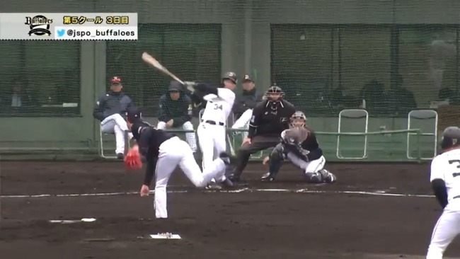 吉田正尚バックスクリーンを越える特大の2ランホームラン!!