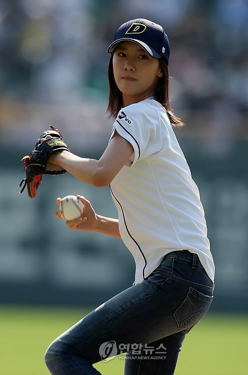 2yoona-first-pitch-2009