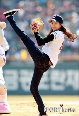 Seohyun throws the opening pitch for Doosan Bears 9