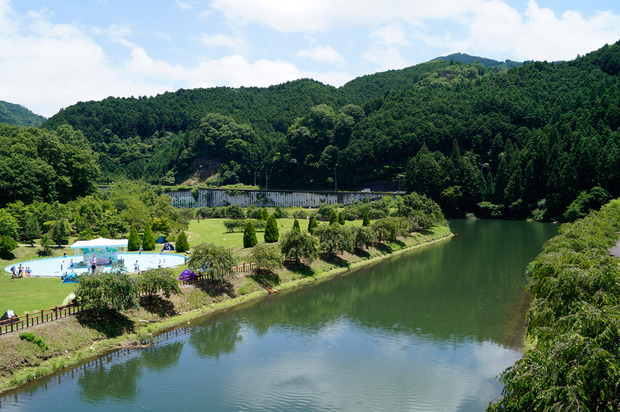 山とダムがつくる美しい景色