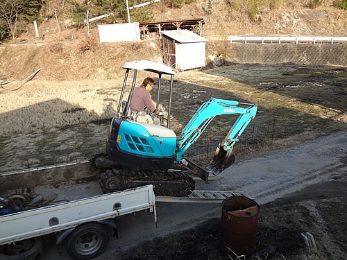 2トントラックでユンボ搬送 : 愛知の田舎で古民家暮らし