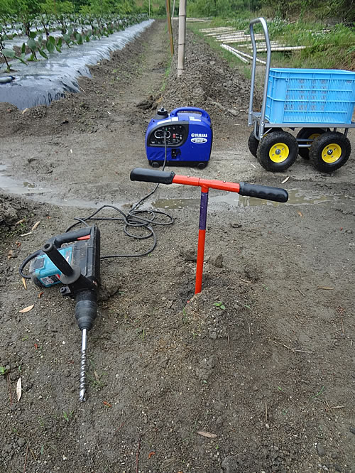 田んぼに穴あけに電動工具と発電機 : 愛知の田舎で古民家暮らし