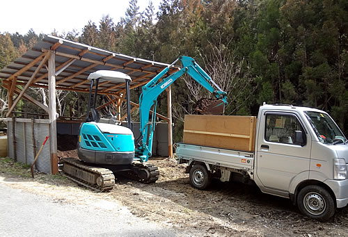 牛ふんをユンボで軽トラに積む : 愛知の田舎で古民家暮らし