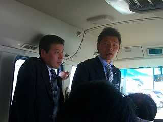 司会を務める位下運専(左)とガイドをする高橋事務局次長(=くま、右)