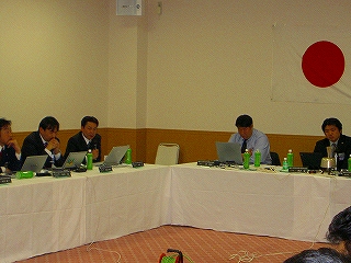 役員会議で発言をする中澤会長