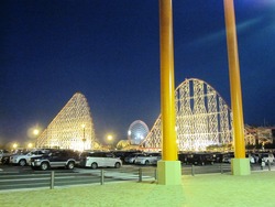 木製コースター、ホワイトサイクロンが見えます