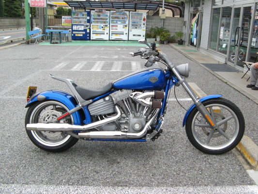2008年式FXCW・ソフテイルロッカーにHIDヘッドライト