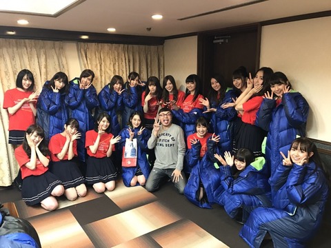 【乃木坂46】イジリー岡田氏との『クリライ 集合写真』を公開!本日は永島聖羅と『クリライ』を観覧している模様!