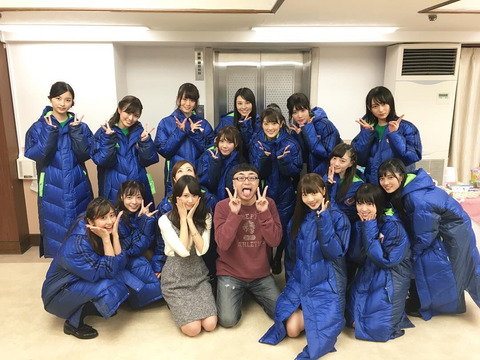 【乃木坂46】イジリー岡田×永島聖羅×アンダーメンバーのクリライバックステージでの『集合写真』を公開!