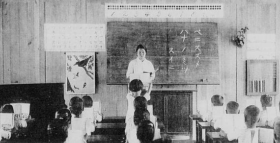 Natsushima_Kogakko_classroom