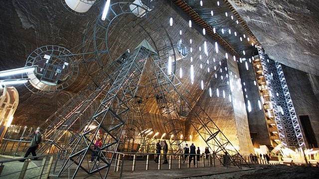 地下に街って作れんのかな?