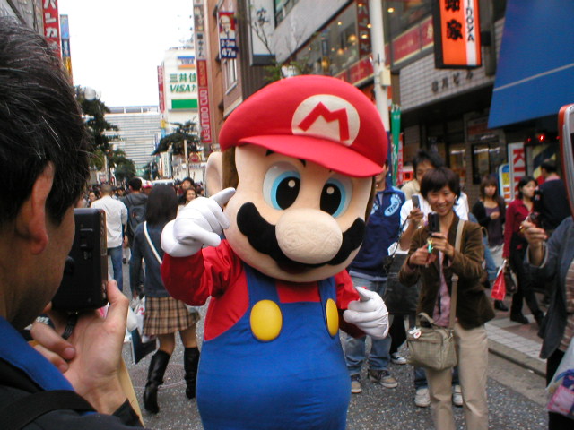 写真取られるマリオ