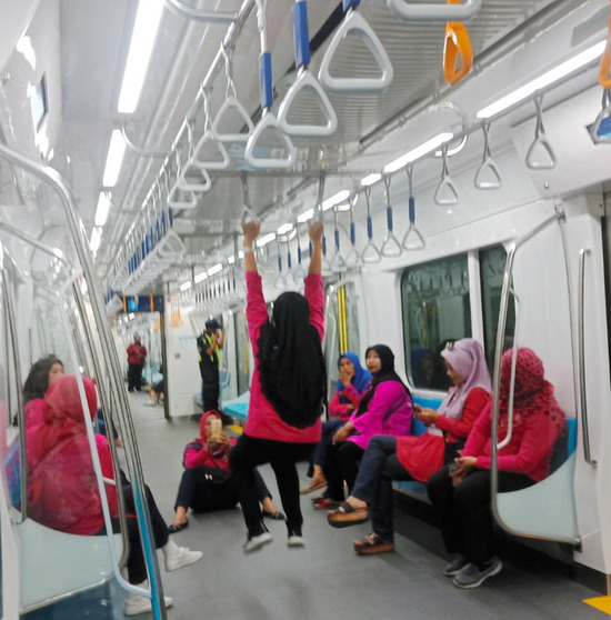 【画像】インドネシアに初めて地下鉄ができた結果、無法地帯と化すｗｗｗ