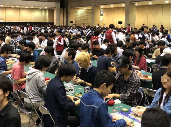 【画像】ポケモンカードの大会に出てる奴らが陰キャばかりでワロタwwwwwwww