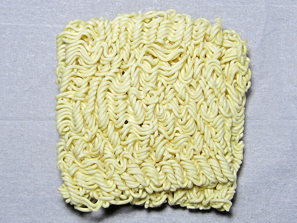 1200px-Typical_instant_noodles