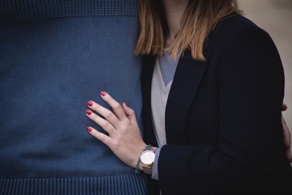 couple-hands-hug-67095-1-1-600x400