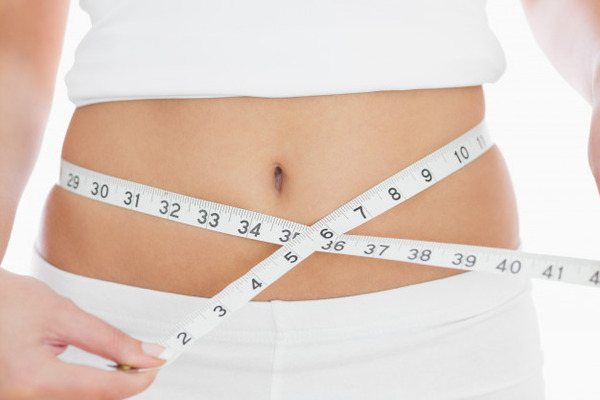 closeup-midsection-de-mujer-que-mide-la-cintura_13339-48947