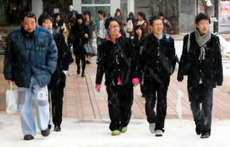 秋田の男子高生、なぜコート着ない　疑問ぶつけると…