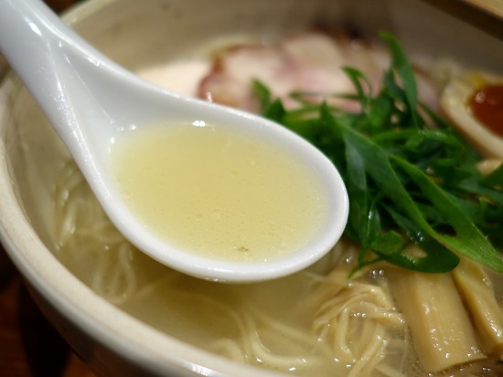 臥龍軍鶏白湯スープ